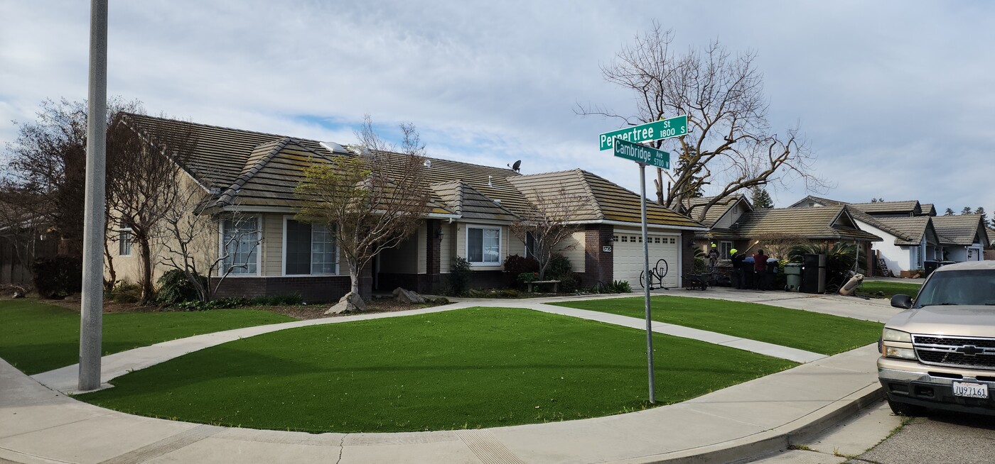 5735 W Cambridge Ave in Visalia, CA - Building Photo