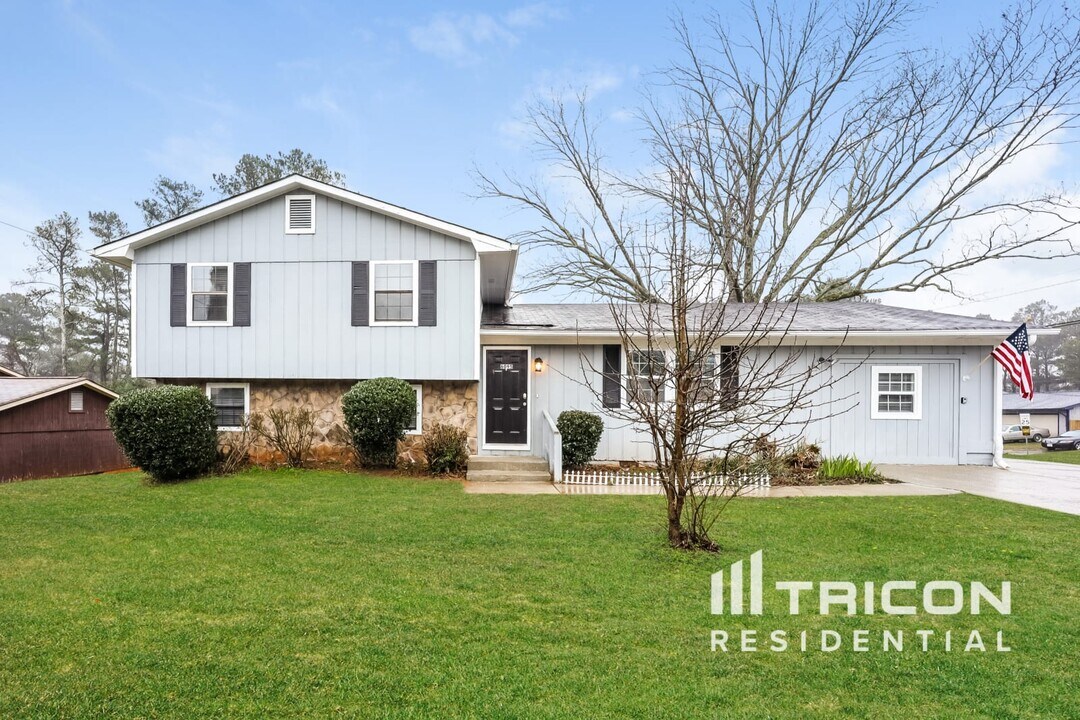 6095 Marbut Rd in Lithonia, GA - Building Photo