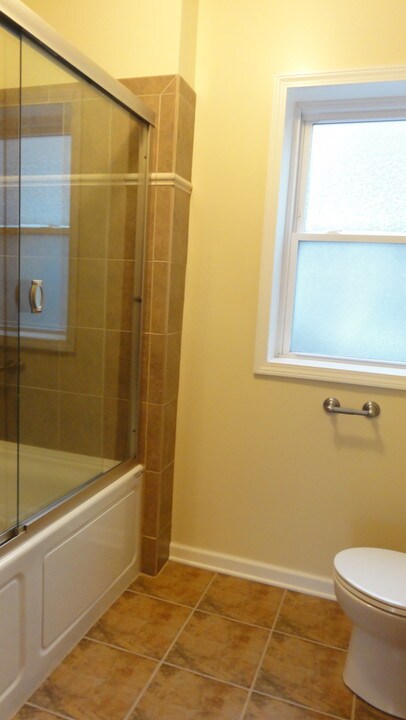 7554 N Claremont Ave-Unit -2 in Chicago, IL - Building Photo