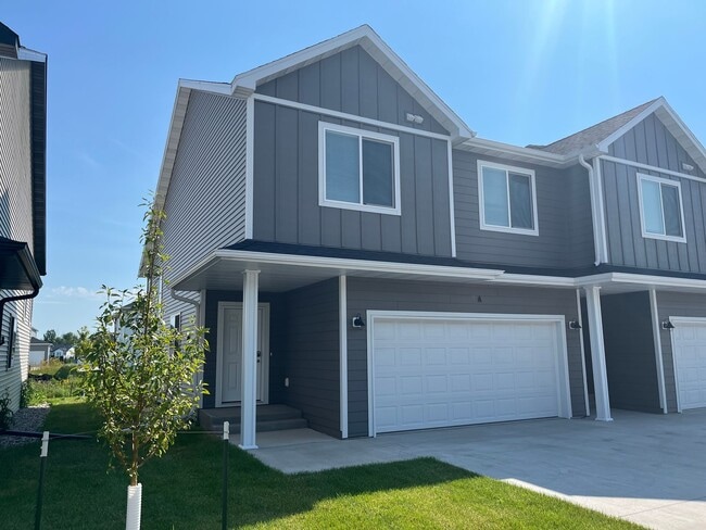 6133 Martin Ln W in West Fargo, ND - Building Photo - Building Photo