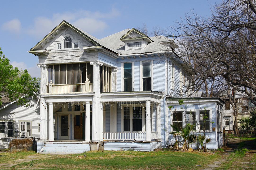 429 W Mistletoe Ave in San Antonio, TX - Building Photo