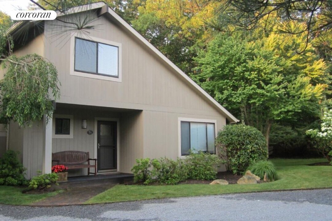 197 Treescape Dr in East Hampton, NY - Building Photo
