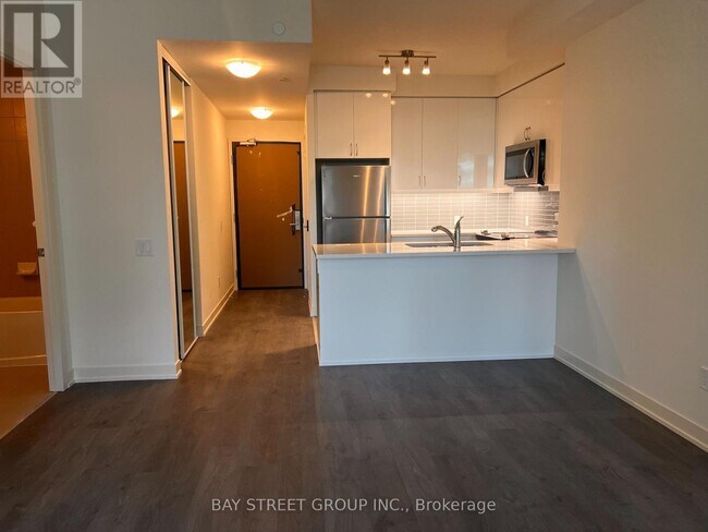 4955 Yonge St in Toronto, ON - Building Photo - Building Photo
