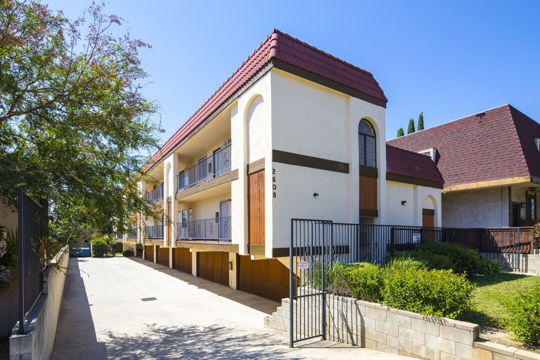 2608 W Alhambra Rd in Alhambra, CA - Building Photo