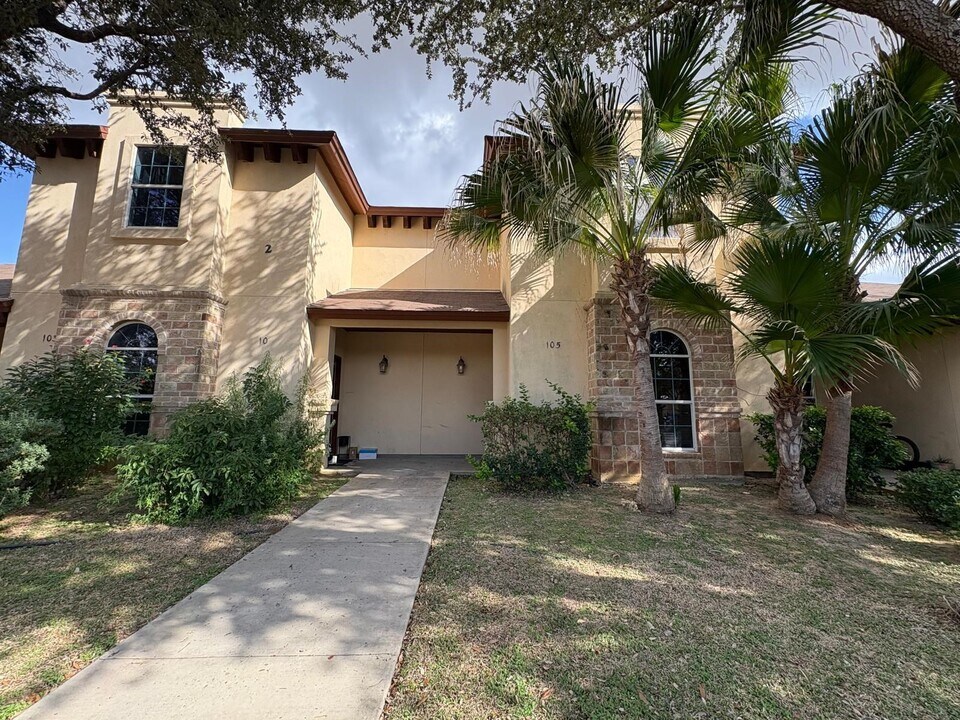 10706 International Blvd in Laredo, TX - Building Photo