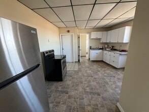 33 Railroad Ave in Westerly, RI - Building Photo - Building Photo