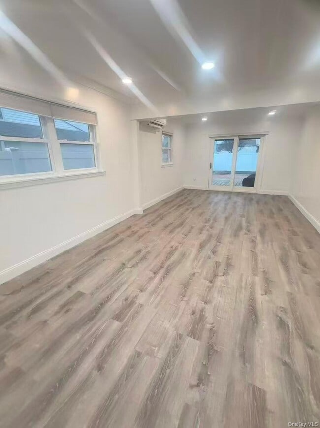 110 N Parkside Dr in Levittown, NY - Building Photo - Building Photo