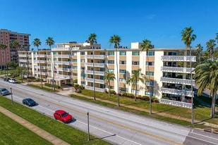 1200 N Shore Dr NE in St. Petersburg, FL - Building Photo