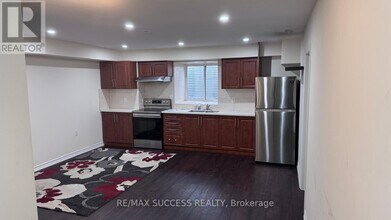 3 Aries St in Brampton, ON - Building Photo - Building Photo