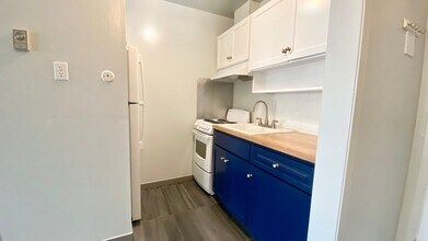 2 Anchor Dr in Emeryville, CA - Building Photo - Building Photo