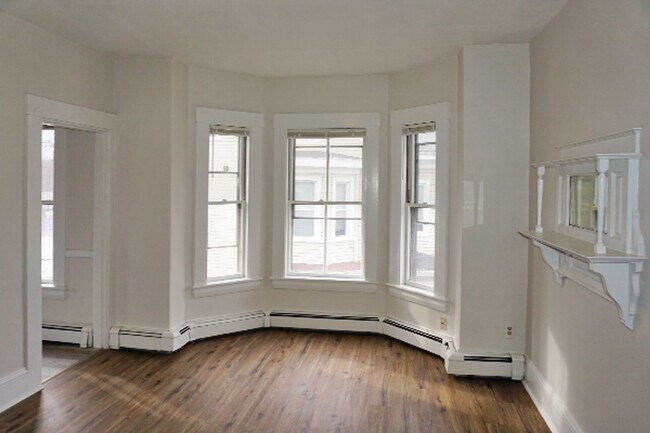 37 Maple St in Waltham, MA - Building Photo - Building Photo