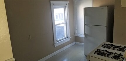 911 Camden Ave SW, Unit 3 in Canton, OH - Building Photo - Building Photo