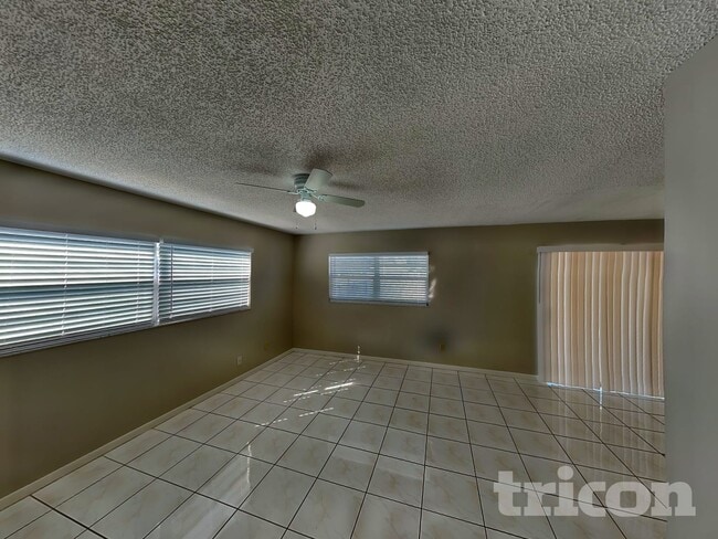 1924 Derbywood Dr, Unit Unit 2- OLD in Brandon, FL - Building Photo - Building Photo