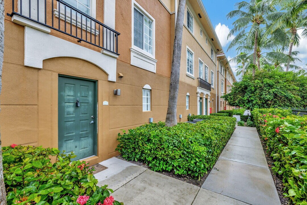 2911 NE 185th St in Aventura, FL - Foto de edificio