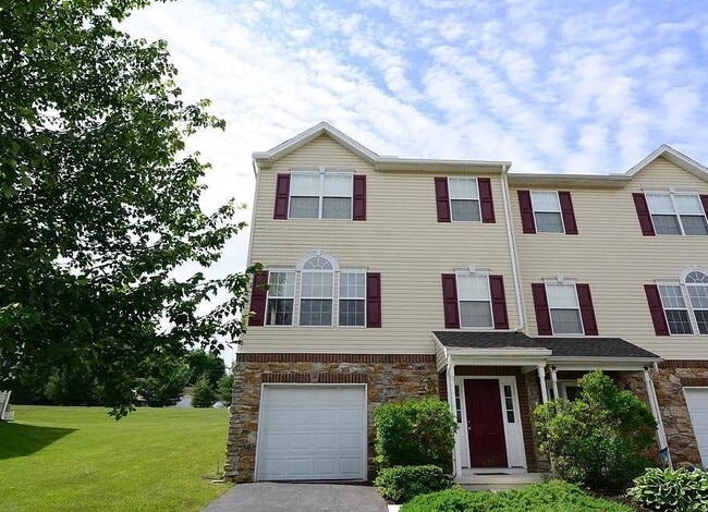 455 Madison Dr in Shrewsbury, PA - Building Photo - Building Photo