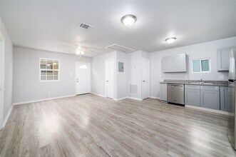 1309 Jefferson St in Baytown, TX - Building Photo - Building Photo