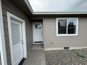 136 Donald Trump Ln in Roseburg, OR - Building Photo - Building Photo