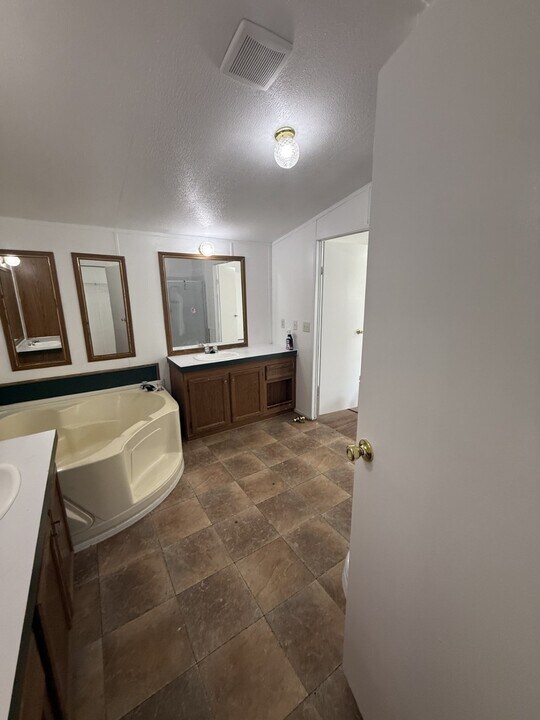 16412 W Bellfort Ave in Sugar Land, TX - Building Photo