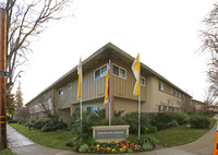 Saratoga Grove Apartments in San Jose, CA - Foto de edificio - Building Photo