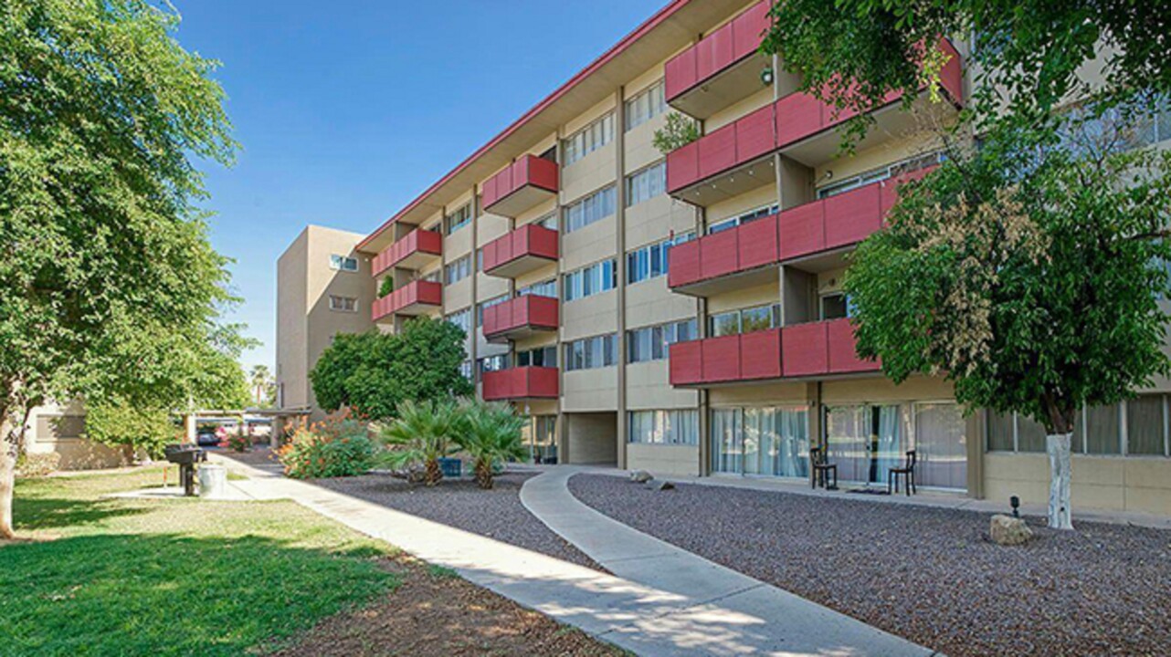 Windsor Place Condominiums in Phoenix, AZ - Building Photo