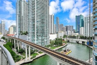 690 SW 1st Ct, Unit 1502 in Miami, FL - Building Photo - Building Photo