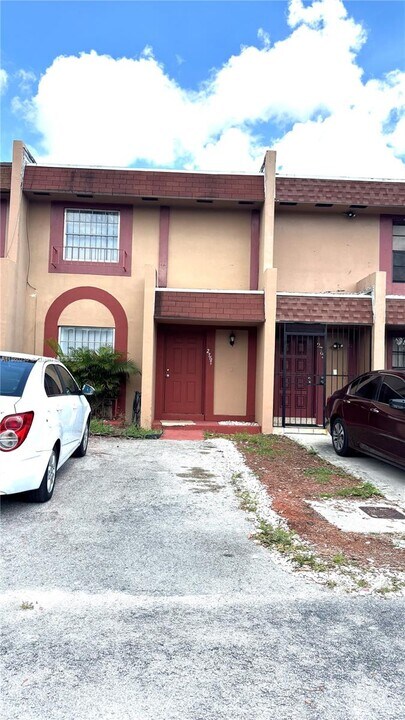 2767 NW 192nd Terrace in Miami Gardens, FL - Building Photo