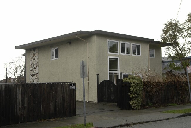 893 Dwight Crse in Berkeley, CA - Building Photo - Building Photo