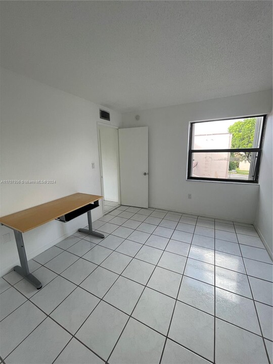 615 W Park Dr, Unit 204 in Miami, FL - Building Photo