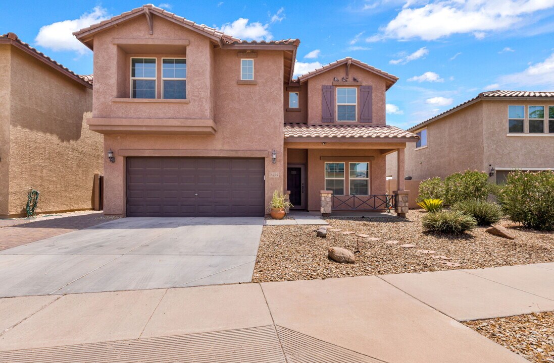 5725 W Milada Dr in Phoenix, AZ - Building Photo