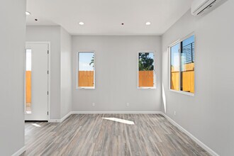 6728 Thomson Ct in San Diego, CA - Foto de edificio - Building Photo