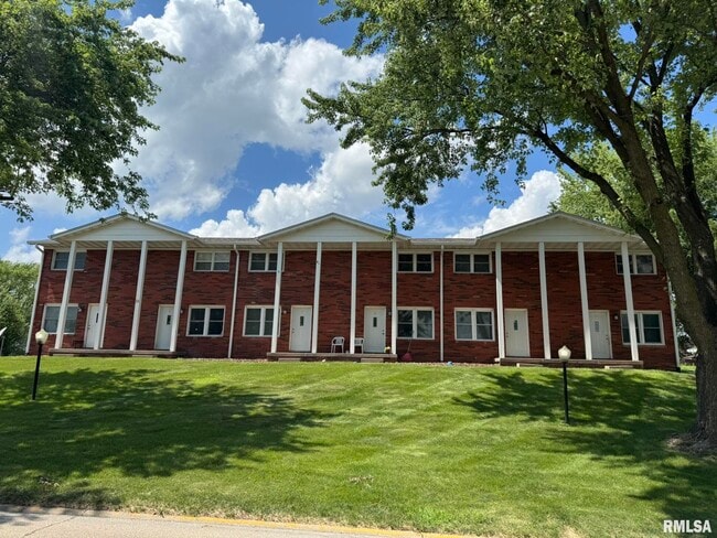 18 Parkview Dr in Eldridge, IA - Foto de edificio - Building Photo
