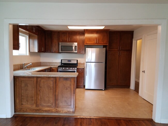 2102 S Palm Grove Ave, Unit 2102 in Los Angeles, CA - Building Photo - Building Photo