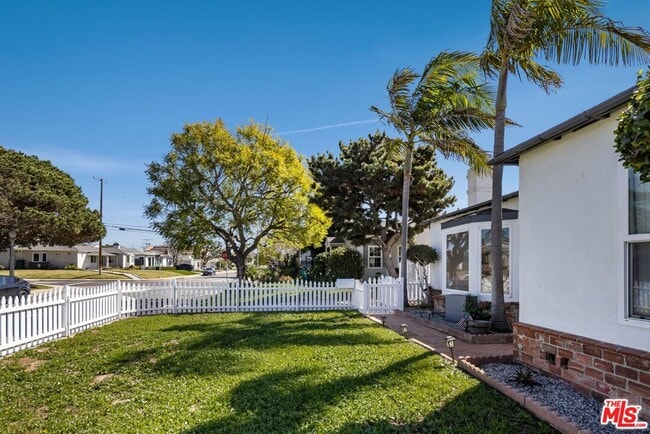 6446 W 85th St in Los Angeles, CA - Building Photo - Building Photo