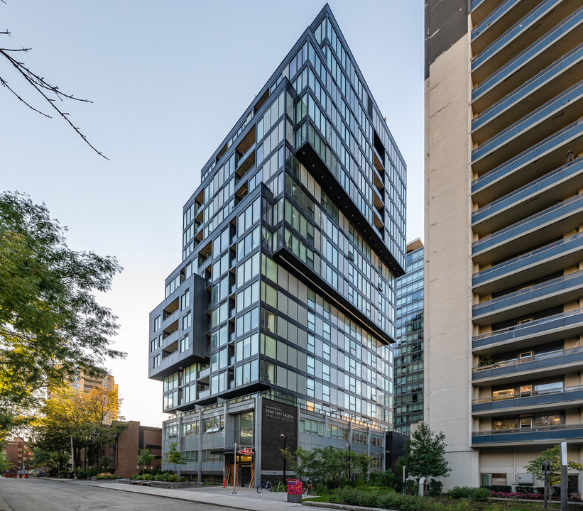 Totem in Toronto, ON - Building Photo