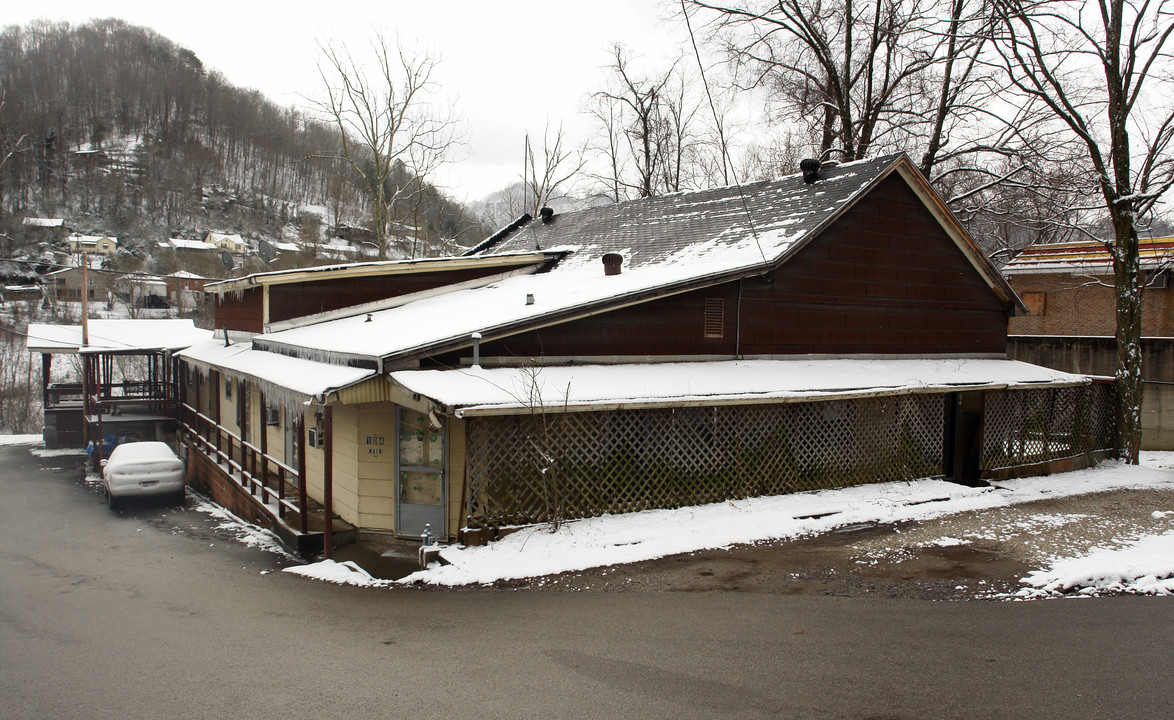 104 Main Ave in Logan, WV - Foto de edificio