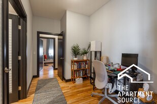 2348 N Lister Ave, Unit 406 in Chicago, IL - Building Photo