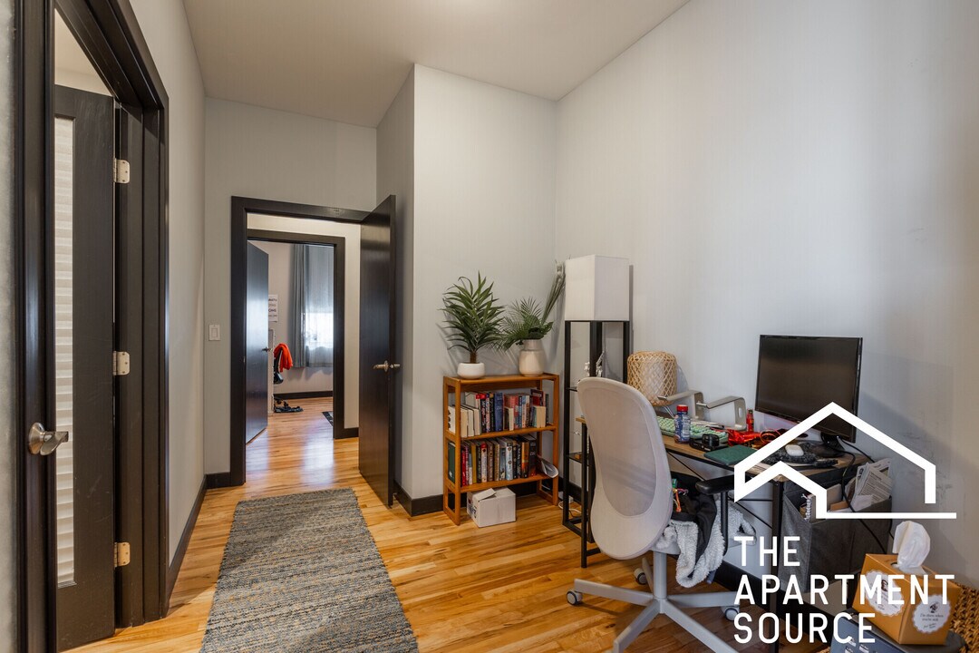 2348 N Lister Ave, Unit 202 in Chicago, IL - Foto de edificio