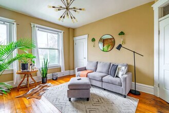 621 Dennison Ave in Columbus, OH - Foto de edificio - Building Photo