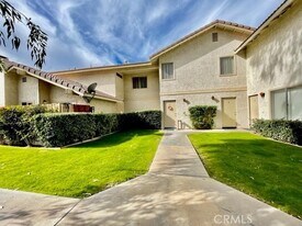 74614 Driftwood Dr, Unit 4 in Palm Desert, CA - Building Photo
