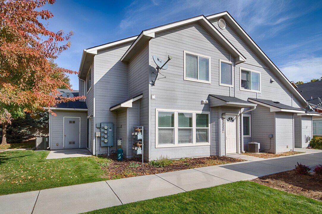 8880 W Candleston Ln in Boise, ID - Building Photo