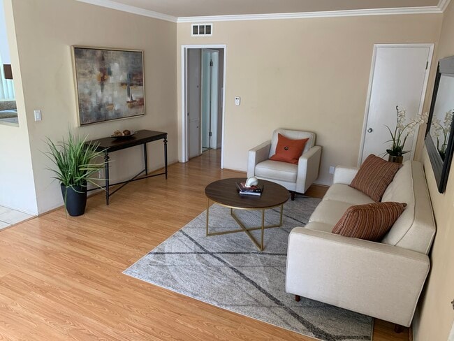 1221 S Sherbourne Dr in Los Angeles, CA - Foto de edificio - Building Photo