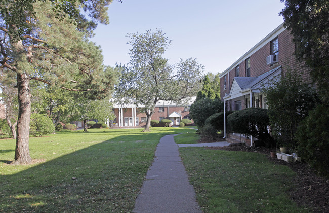 Maybrook Garden Apartments in Maywood, NJ - Foto de edificio - Building Photo