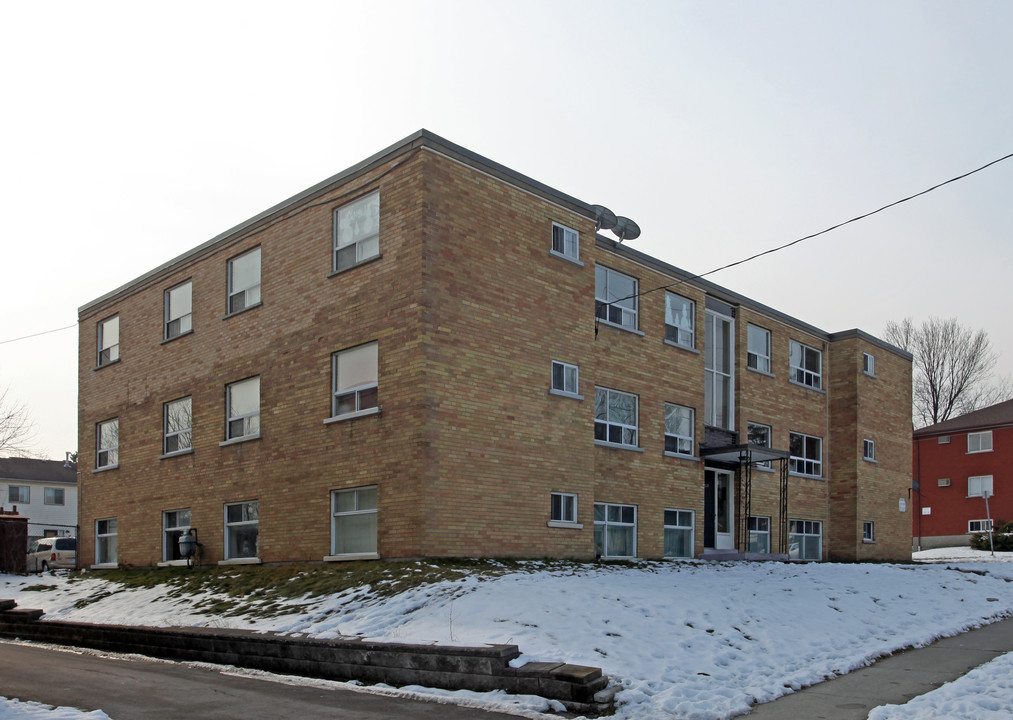 329 Adelaide Ave W in Oshawa, ON - Building Photo