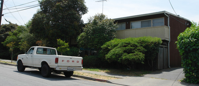 Linden Street Apartments in Hayward, CA - Foto de edificio - Building Photo