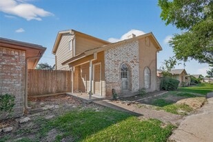 13175 Clarewood Dr in Houston, TX - Building Photo