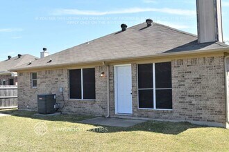 6902 Evening Shade Ln in Arlington, TX - Foto de edificio - Building Photo