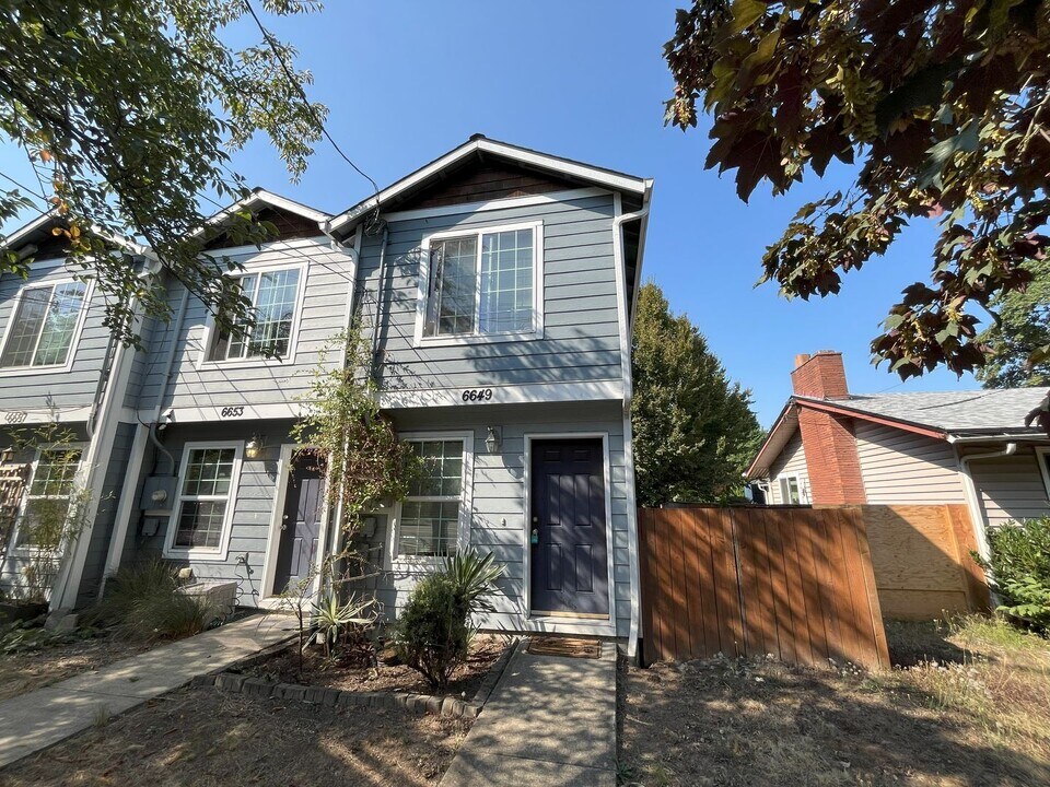 6649 N Columbia Way in Portland, OR - Foto de edificio