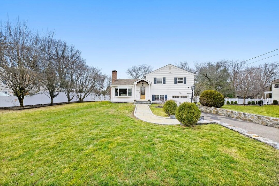 2789 Quaker Church Rd in Yorktown Heights, NY - Building Photo