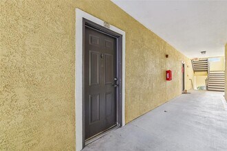 2405 Courtney Meadows Ct in Tampa, FL - Building Photo - Building Photo