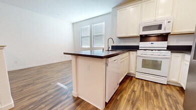 3998 E Commerce Way in Sacramento, CA - Building Photo - Building Photo